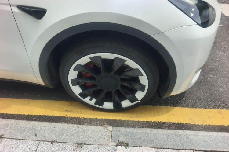 Used Tesla Model Y 2021 Standard Range Rear-Wheel Drive Version Right Front Wheel Hub