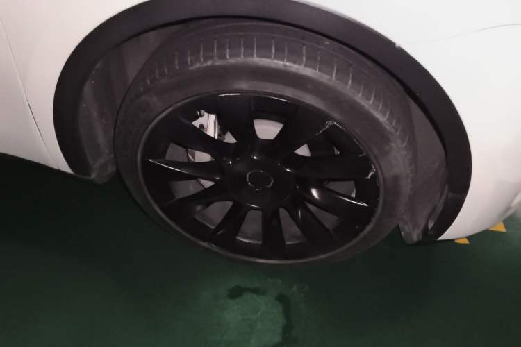 Used Tesla Model Y 2021 Long-Range All-Wheel-Drive Version 3D7 Right Front Wheel Hub