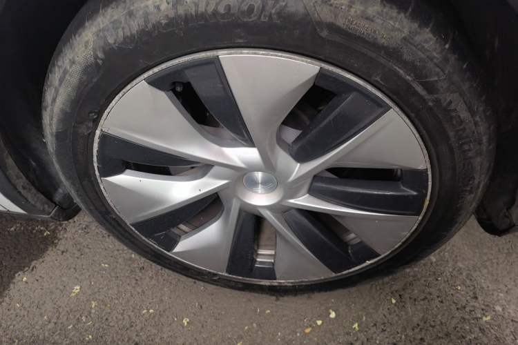 Used Tesla Model Y 2021 Long-Range All-Wheel-Drive Version Right Front Wheel Hub