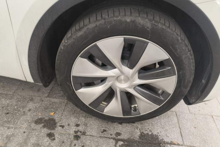 Used Tesla Model Y 2021 Standard Range Rear-Wheel Drive Version Right Front Wheel Hub