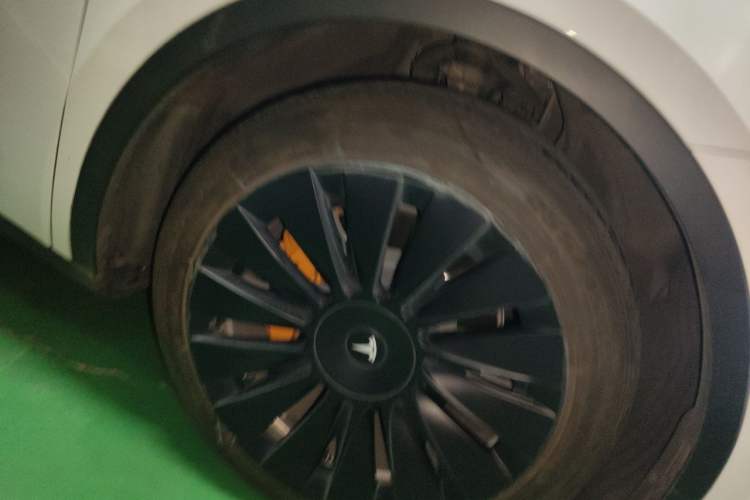 Used Tesla Model Y 2021 Standard Range Rear-Wheel Drive Version Right Front Wheel Hub