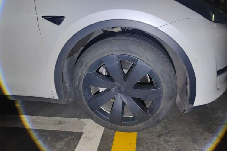 Used Tesla Model Y 2021 Standard Range Rear-Wheel Drive Version Right Front Wheel Hub