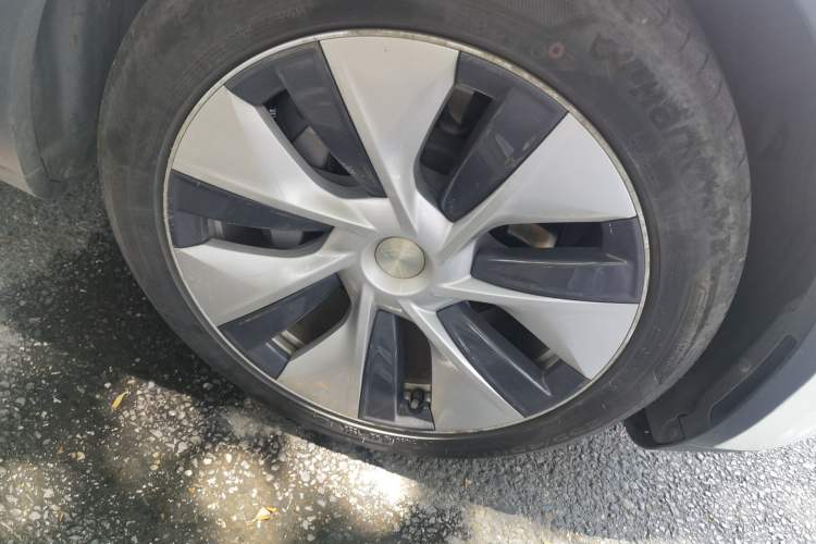 Used Tesla Model Y 2021 Long-Range All-Wheel-Drive Version 3D7 Right Front Wheel Hub