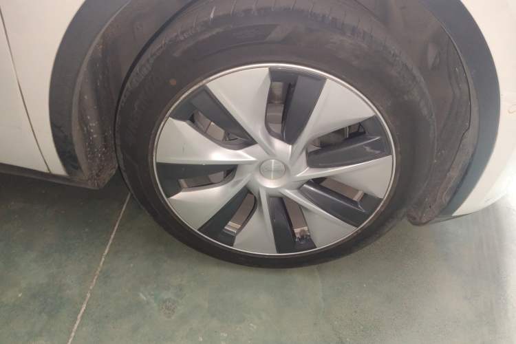 Used Tesla Model Y 2021 Standard Range Rear-Wheel Drive Version Right Front Wheel Hub