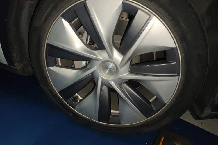 Used Tesla Model Y 2021 Standard Range Rear-Wheel Drive Version Right Front Wheel Hub