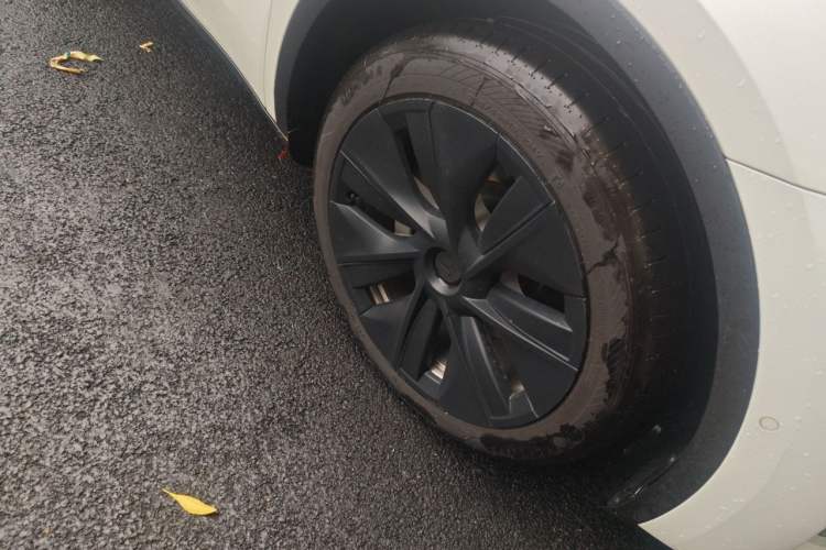 Used Tesla Model Y 2021 Standard Range Rear-Wheel Drive Version Right Front Wheel Hub