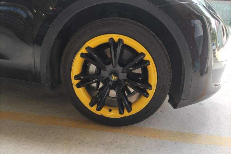 Used Tesla Model Y 2021 Standard Range Rear-Wheel Drive Version Right Front Wheel Hub