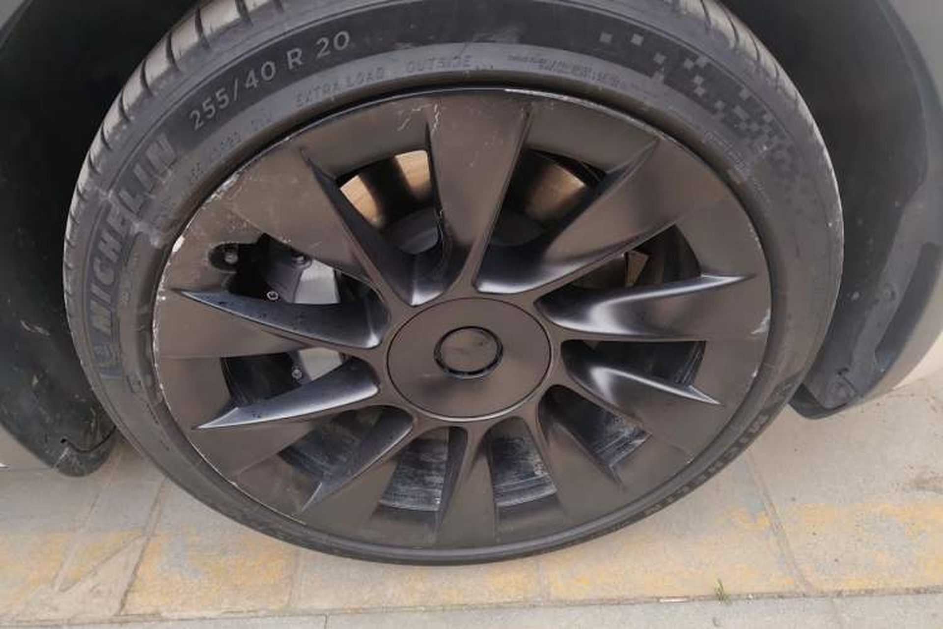Used Tesla Model Y 2021 Standard Range Rear-Wheel Drive Version Right Front Wheel Hub