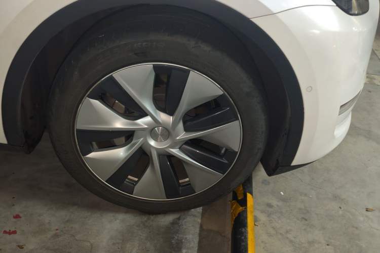 Used Tesla Model Y 2021 Standard Range Rear-Wheel Drive Version Right Front Wheel Hub