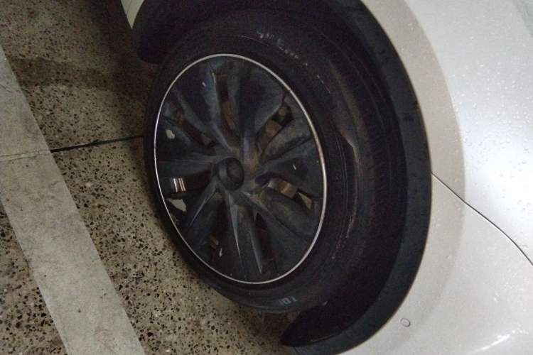 Used Tesla Model Y 2021 Long-Range All-Wheel-Drive Version Right Front Wheel Hub