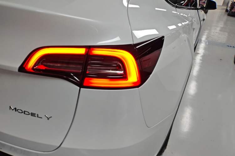 Used Tesla Model Y 2021 Long-Range All-Wheel-Drive Version 3D7 Right Rear Taillight
