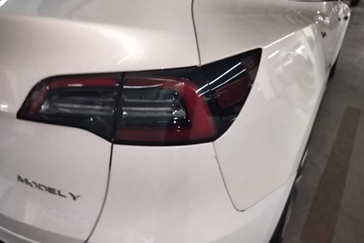 Used Tesla Model Y 2021 Standard Range Rear-Wheel Drive Version Right Rear Taillight