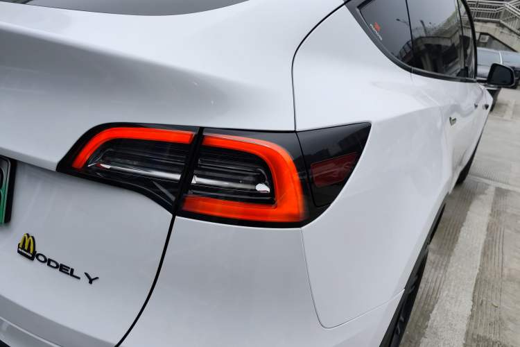 Used Tesla Model Y 2021 Standard Range Rear-Wheel Drive Version Right Rear Taillight