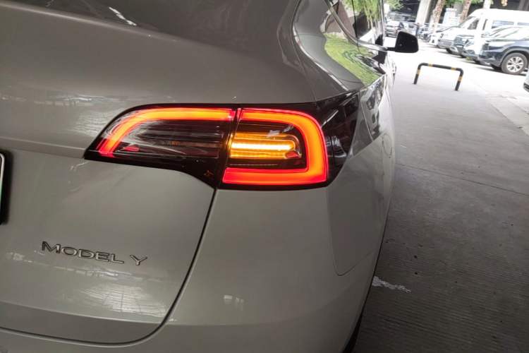 Used Tesla Model Y 2021 Standard Range Rear-Wheel Drive Version Right Rear Taillight