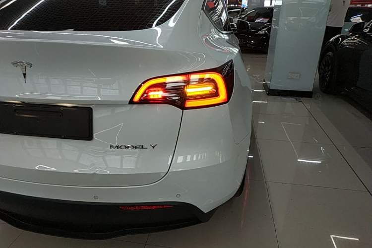 Used Tesla Model Y 2021 Standard Range Rear-Wheel Drive Version Right Rear Taillight