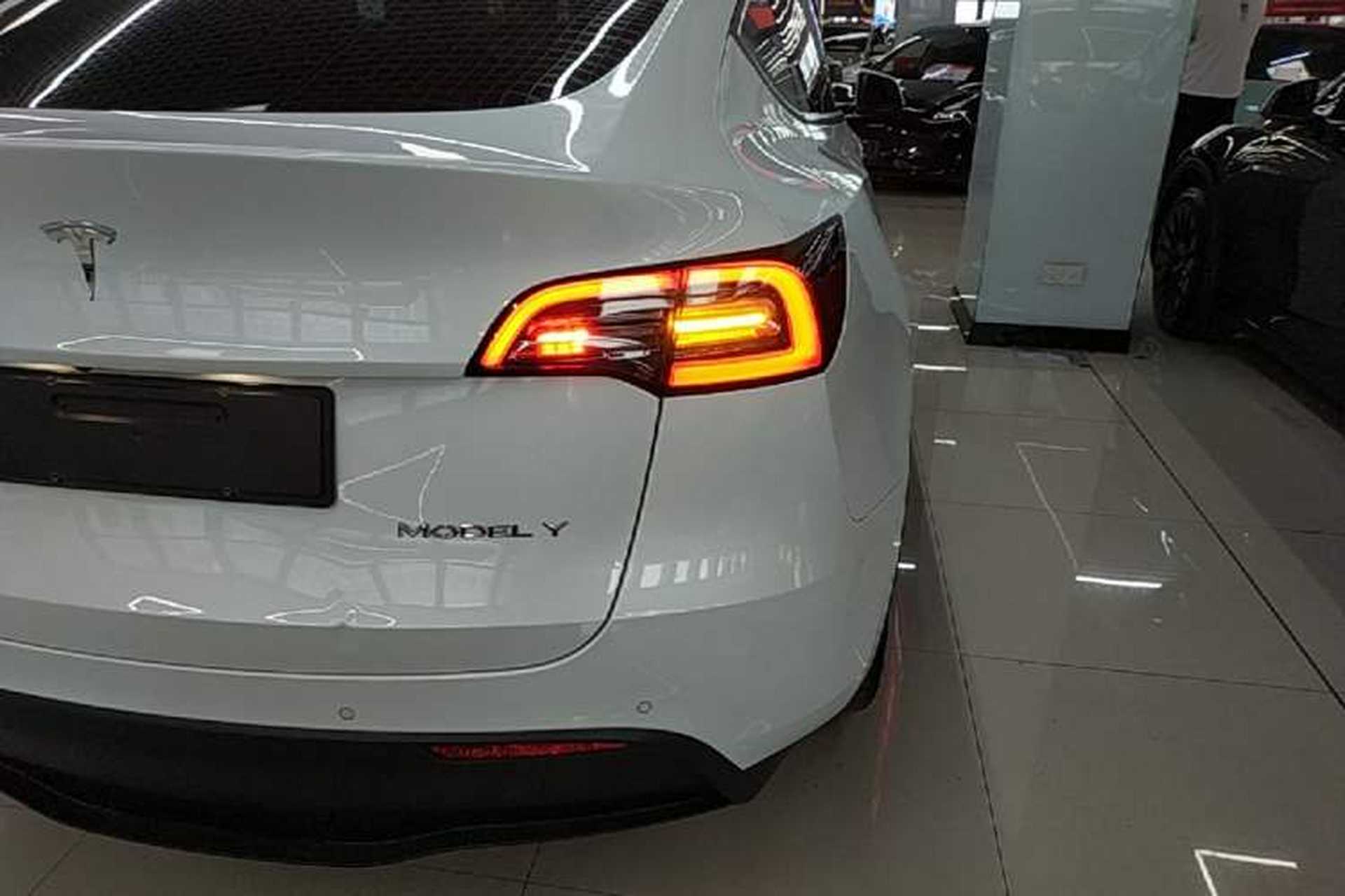 Used Tesla Model Y 2021 Standard Range Rear-Wheel Drive Version Right Rear Taillight