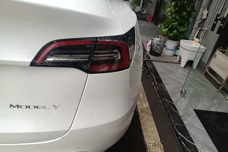Used Tesla Model Y 2021 Long-Range All-Wheel-Drive Version Right Rear Taillight