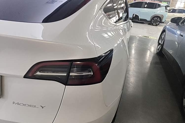Used Tesla Model Y 2021 Standard Range Rear-Wheel Drive Version Right Rear Taillight