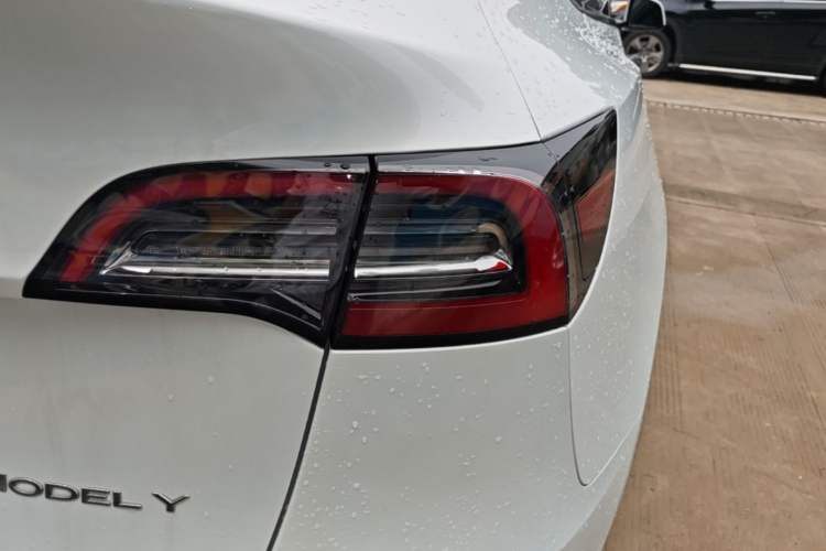 Used Tesla Model Y 2021 Standard Range Rear-Wheel Drive Version Right Rear Taillight