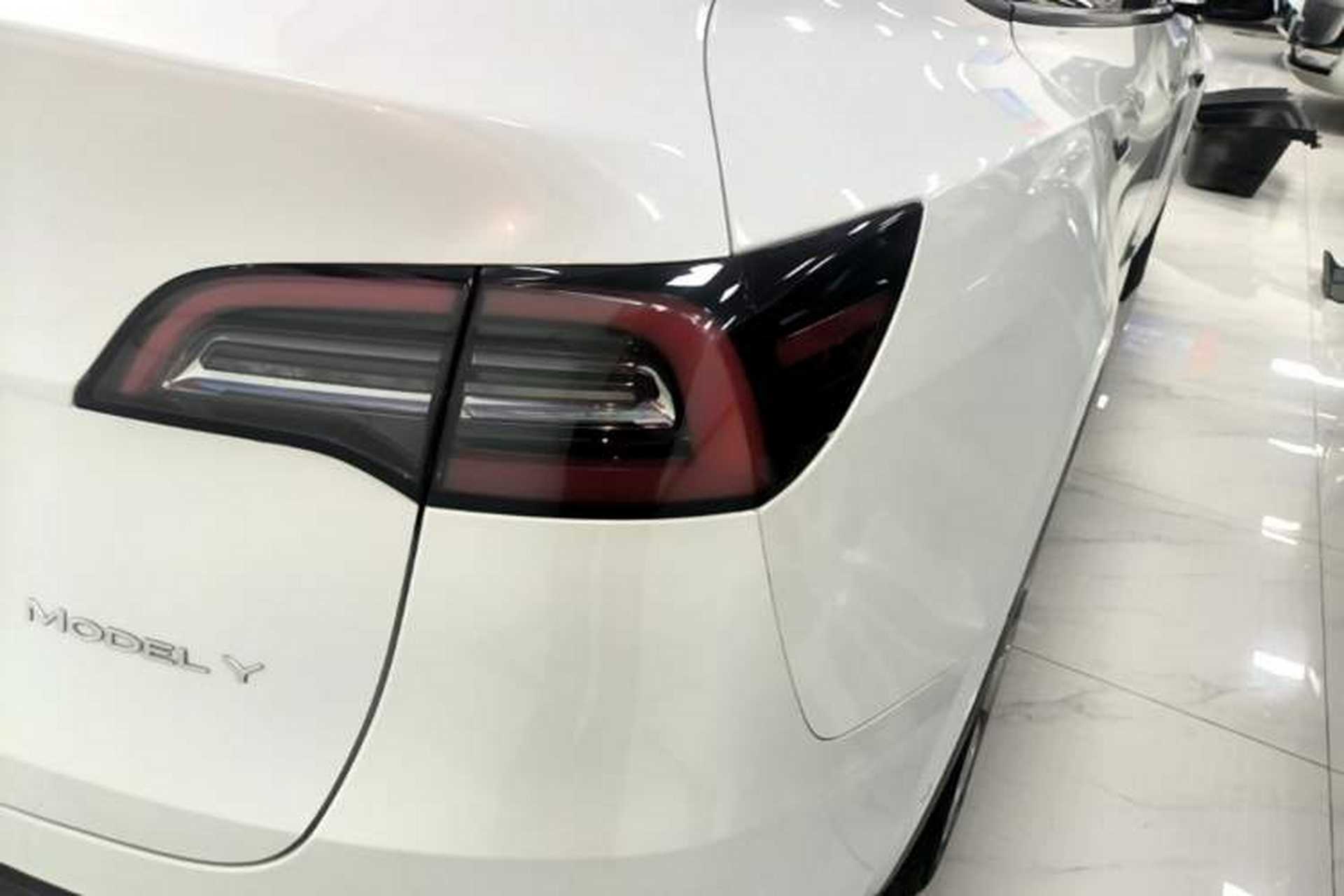 Used Tesla Model Y 2021 Standard Range Rear-Wheel Drive Version Right Rear Taillight