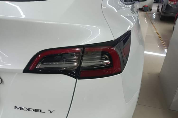 Used Tesla Model Y 2021 Long-Range All-Wheel-Drive Version 3D7 Right Rear Taillight