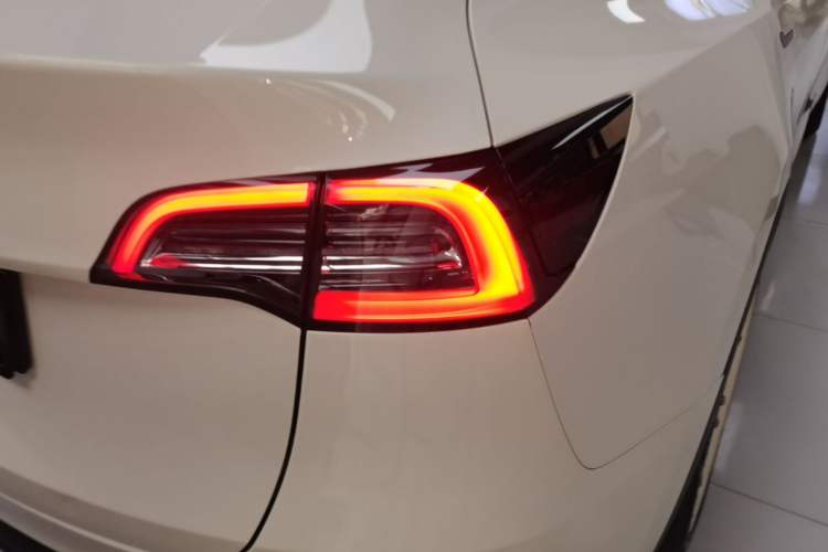 Used Tesla Model Y 2021 Standard Range Rear-Wheel Drive Version Right Rear Taillight