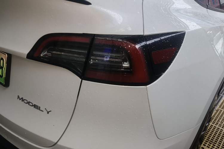 Used Tesla Model Y 2021 Long-Range All-Wheel-Drive Version 3D7 Right Rear Taillight