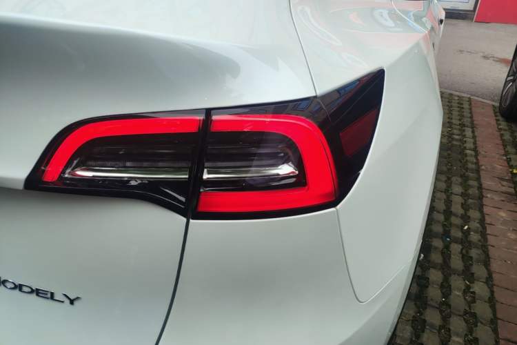 Used Tesla Model Y 2021 Long-Range All-Wheel-Drive Version 3D7 Right Rear Taillight