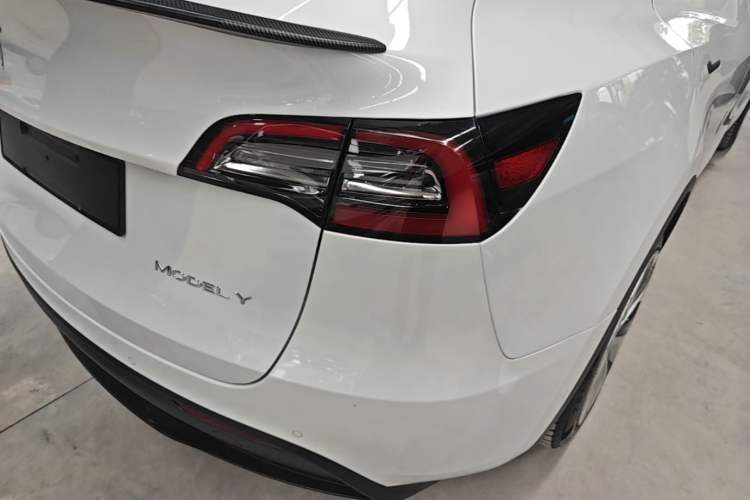 Used Tesla Model Y 2021 Standard Range Rear-Wheel Drive Version Right Rear Taillight