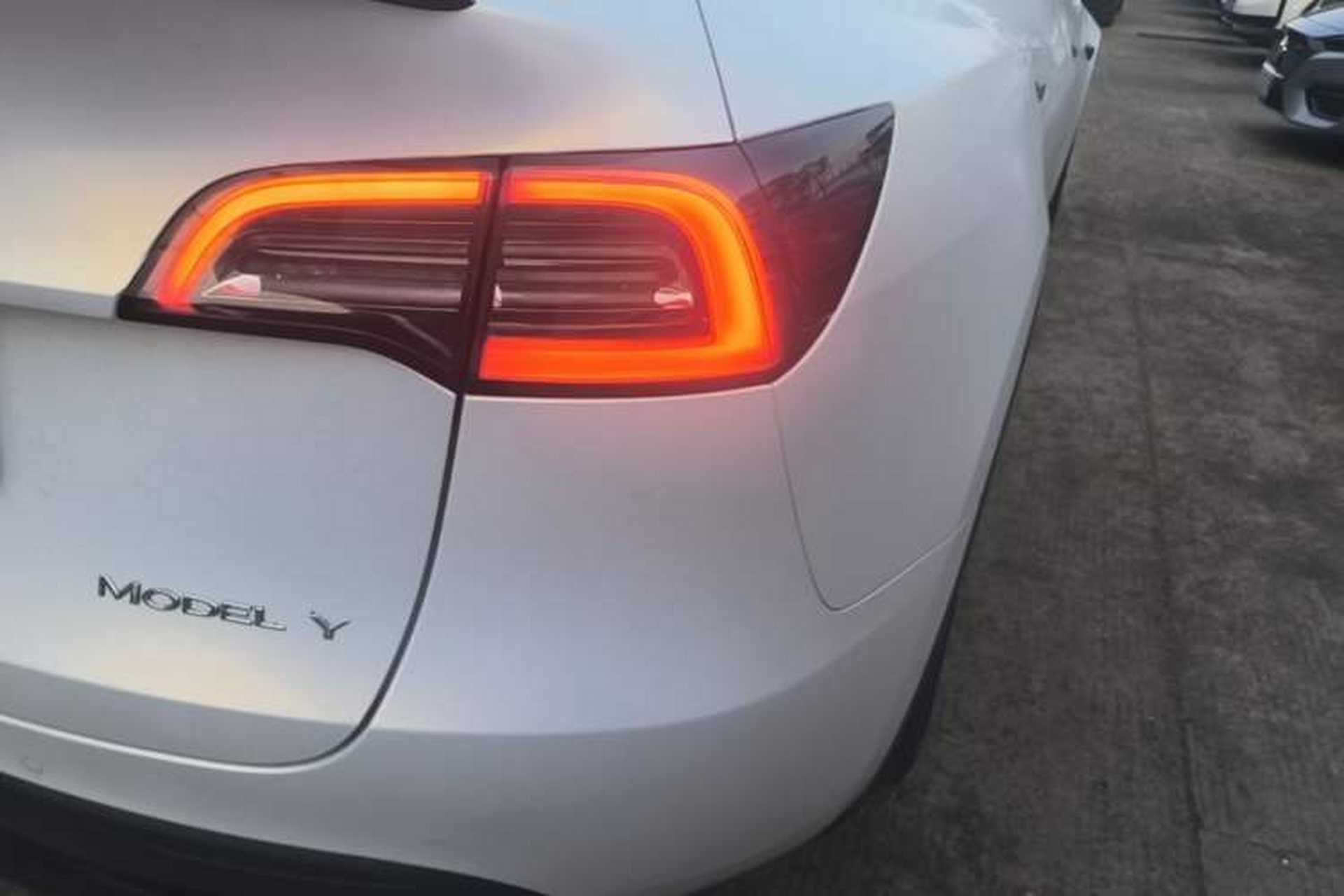 Used Tesla Model Y 2021 Standard Range Rear-Wheel Drive Version Right Rear Taillight