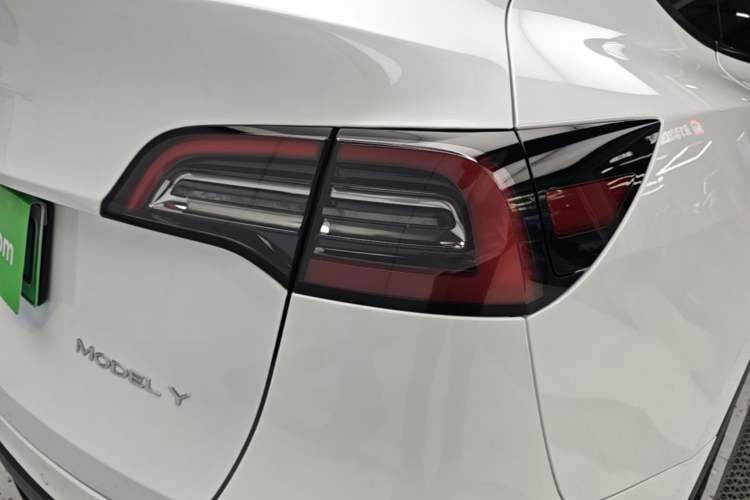 Used Tesla Model Y 2021 Standard Range Rear-Wheel Drive Version Right Rear Taillight