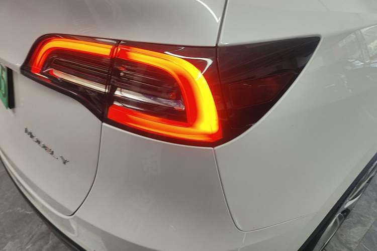 Used Tesla Model Y 2021 Standard Range Rear-Wheel Drive Version Right Rear Taillight