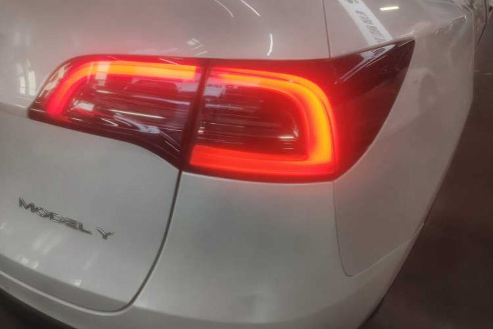 Used Tesla Model Y 2021 Standard Range Rear-Wheel Drive Version Right Rear Taillight