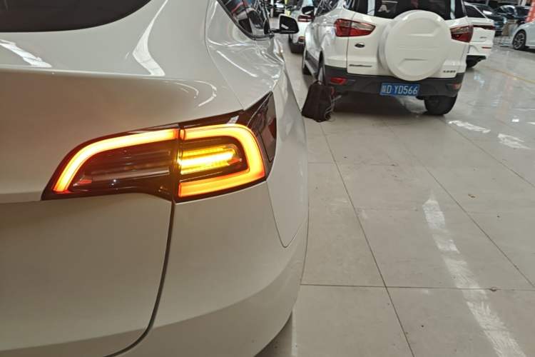 Used Tesla Model Y 2021 Standard Range Rear-Wheel Drive Version Right Rear Taillight