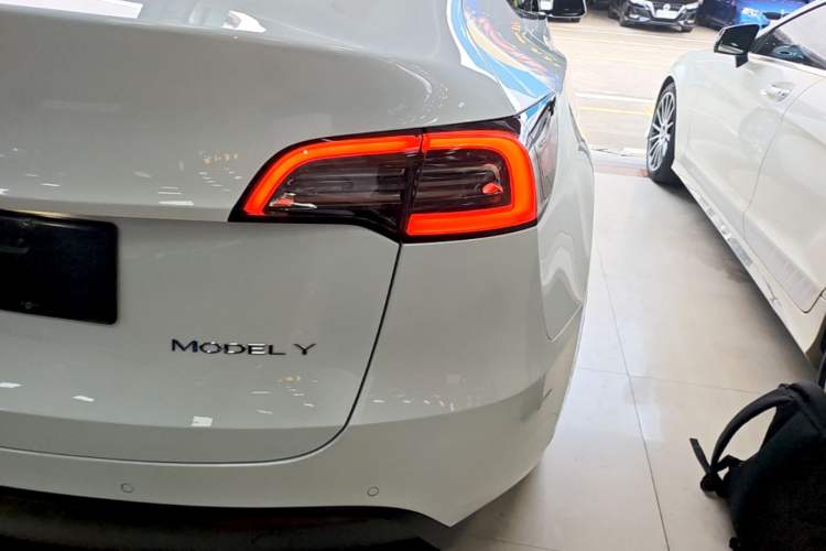 Used Tesla Model Y 2021 Standard Range Rear-Wheel Drive Version Right Rear Taillight