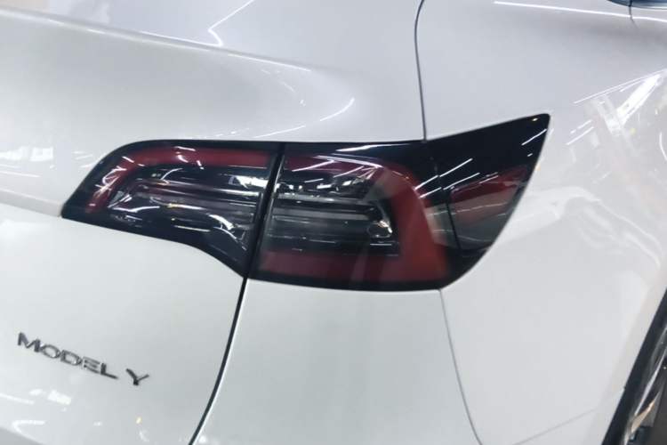 Used Tesla Model Y 2021 Long-Range All-Wheel-Drive Version Right Rear Taillight