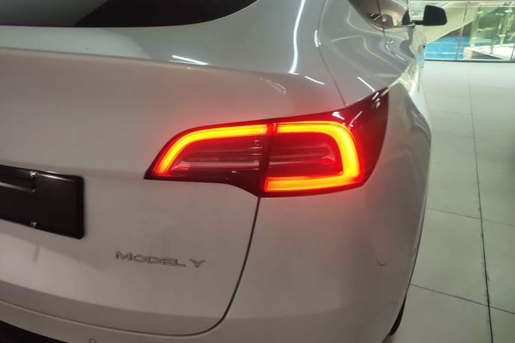 Used Tesla Model Y 2021 Standard Range Rear-Wheel Drive Version Right Rear Taillight