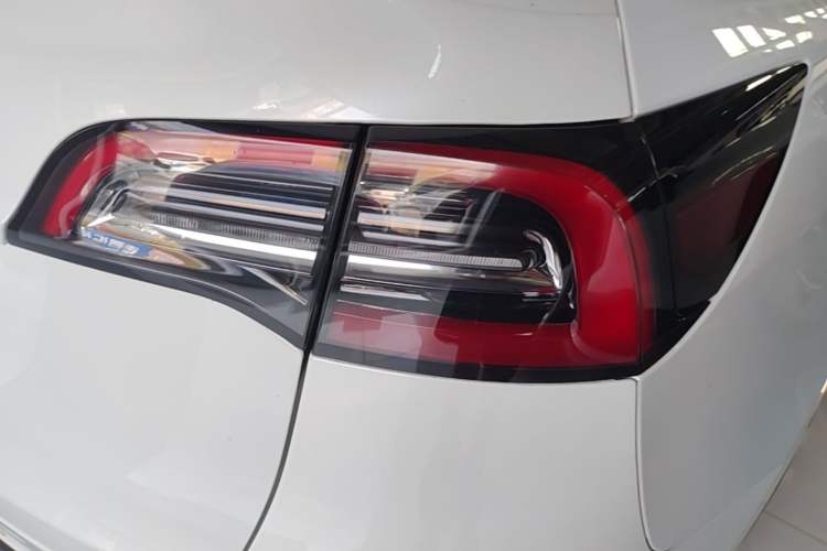 Used Tesla Model Y 2021 Long-Range All-Wheel-Drive Version 3D7 Right Rear Taillight