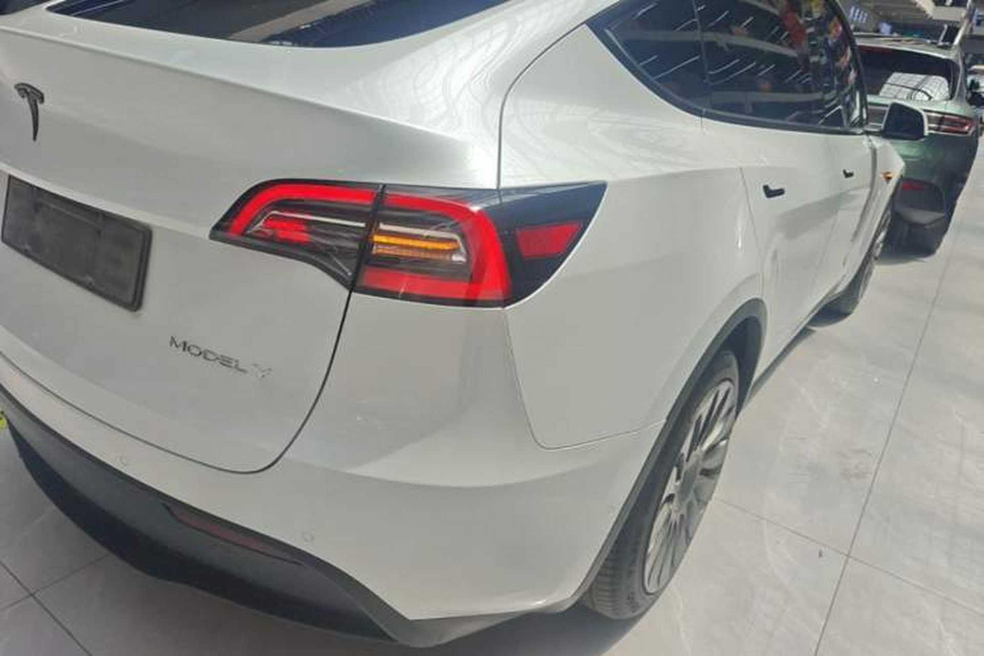 Used Tesla Model Y 2021 Standard Range Rear-Wheel Drive Version Right Rear Taillight