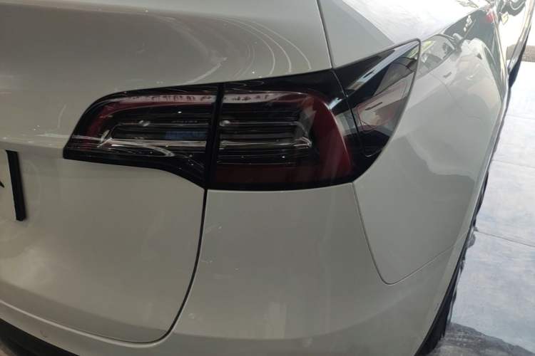 Used Tesla Model Y 2021 Long-Range All-Wheel-Drive Version 3D7 Right Rear Taillight