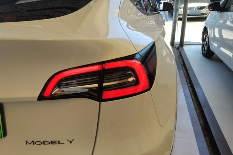 Used Tesla Model Y 2021 Long-Range All-Wheel-Drive Version 3D7 Right Rear Taillight