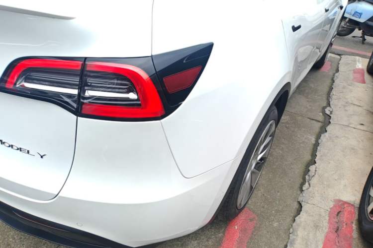 Used Tesla Model Y 2021 Long-Range All-Wheel-Drive Version 3D7 Right Rear Taillight