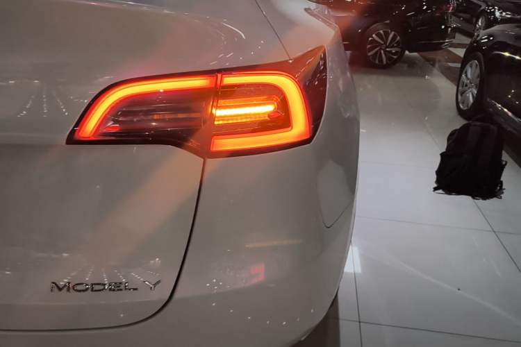 Used Tesla Model Y 2021 Long-Range All-Wheel-Drive Version 3D7 Right Rear Taillight