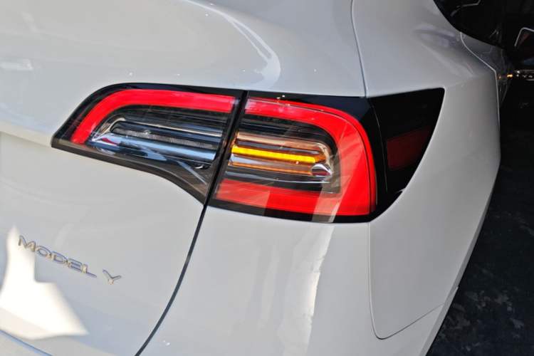 Used Tesla Model Y 2021 Standard Range Rear-Wheel Drive Version Right Rear Taillight