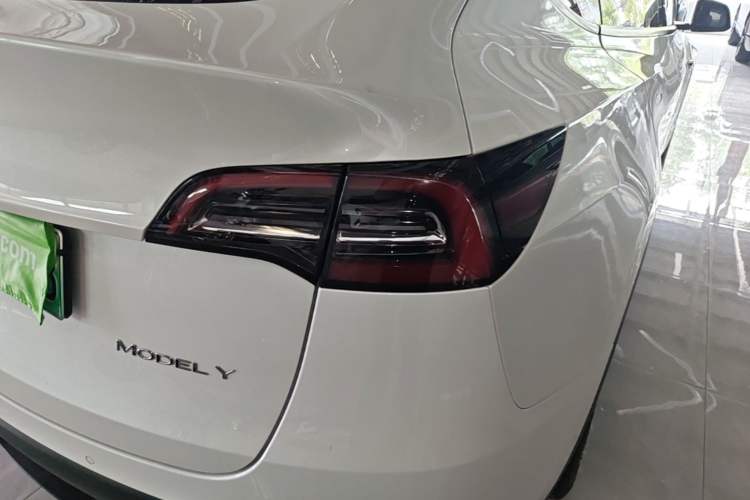Used Tesla Model Y 2021 Standard Range Rear-Wheel Drive Version Right Rear Taillight