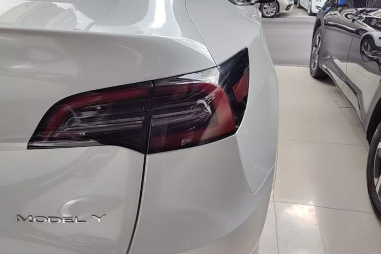Used Tesla Model Y 2021 Standard Range Rear-Wheel Drive Version Right Rear Taillight