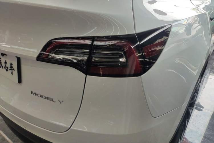 Used Tesla Model Y 2021 Long-Range All-Wheel-Drive Version Right Rear Taillight