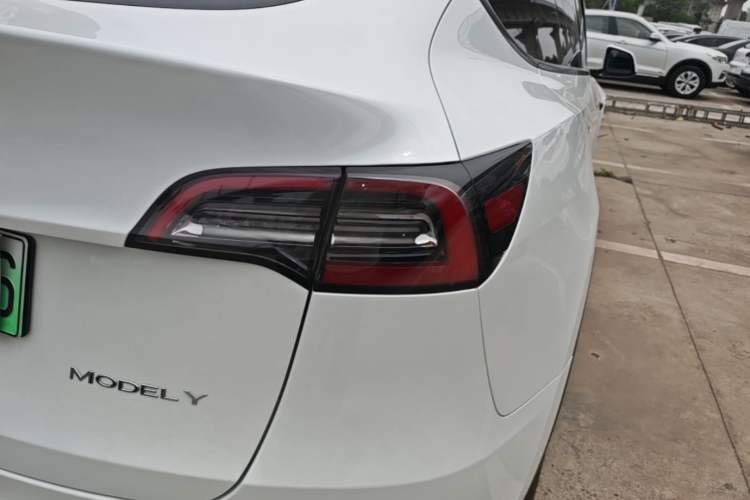 Used Tesla Model Y 2021 Standard Range Rear-Wheel Drive Version Right Rear Taillight