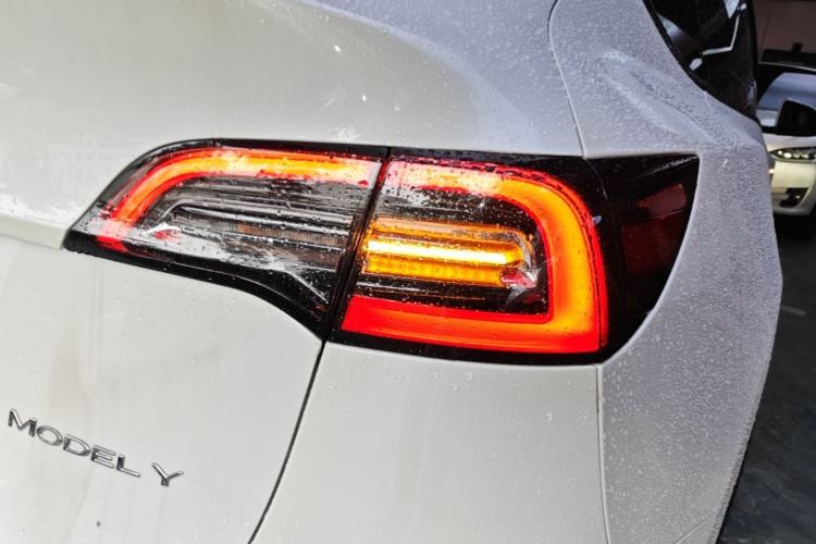 Used Tesla Model Y 2021 Long-Range All-Wheel-Drive Version Right Rear Taillight
