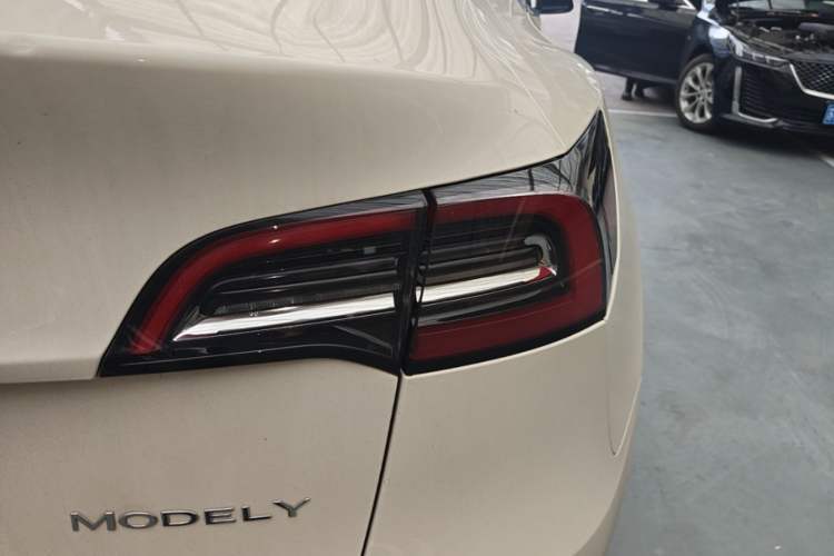 Used Tesla Model Y 2021 Long-Range All-Wheel-Drive Version Right Rear Taillight